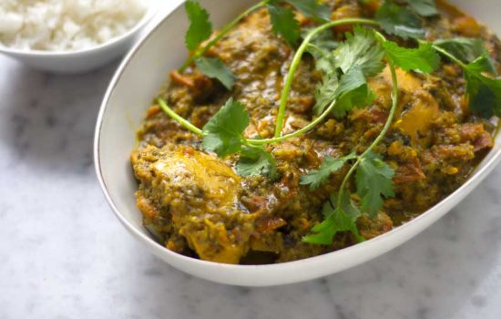 Curry con pollo y hierbas aromáticas