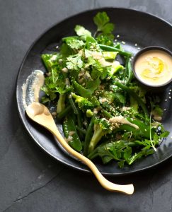 Ensalada tibia de brócoli, habichuelines y guisantes