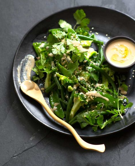 Ensalada tibia de brócoli, habichuelines y guisantes
