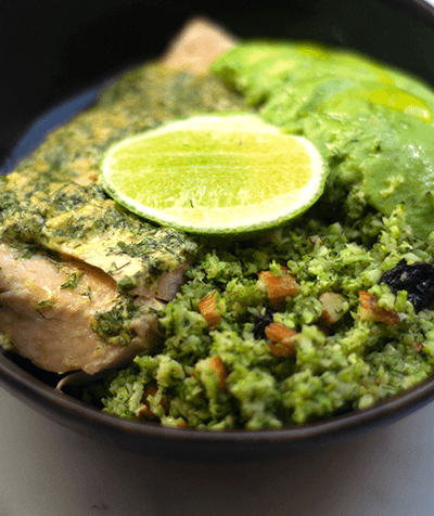 Salmón o trucha con eneldo y mostaza con «arroz» pilaf de brócoli