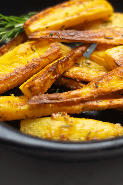 Arracachas, chirivías o pastinacas asadas con romero y parmesano