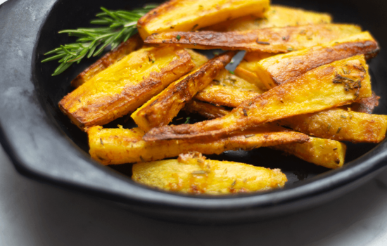 Arracachas, chirivías o pastinacas asadas con romero y parmesano