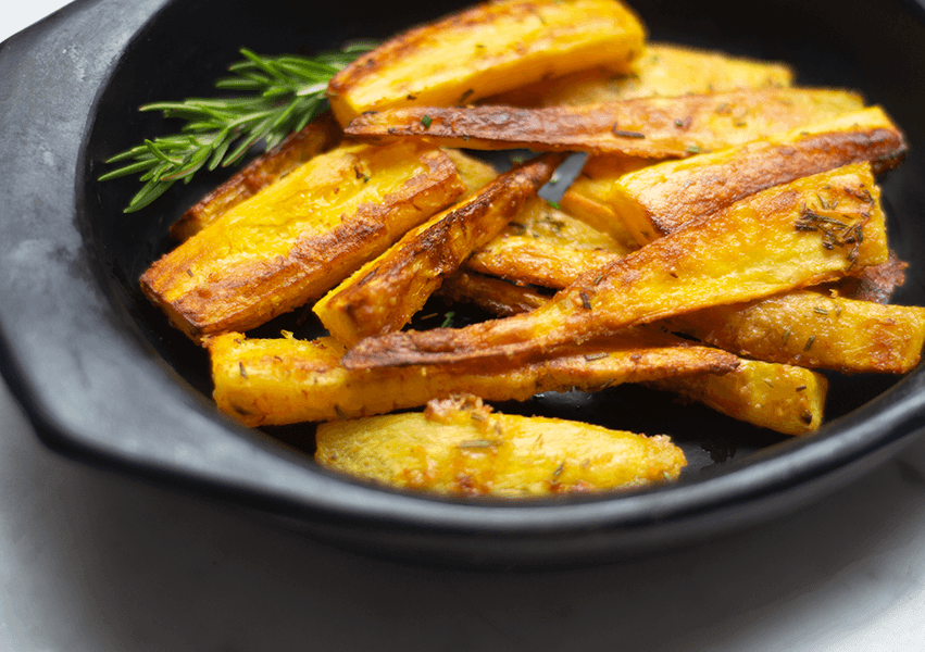 Arracachas, chirivías o pastinacas asadas con romero y parmesano