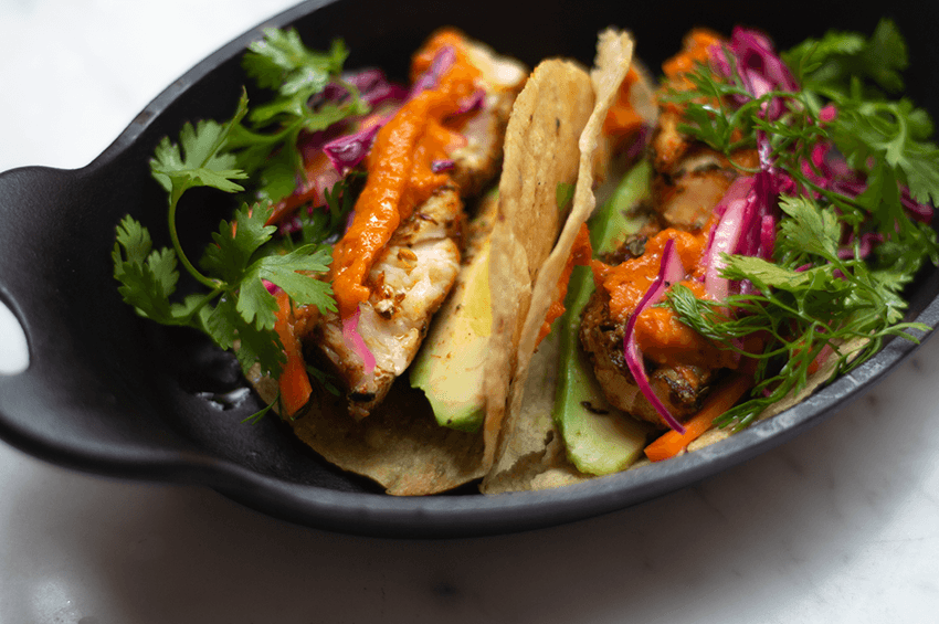 Tacos de pescado con ensalada multicolor