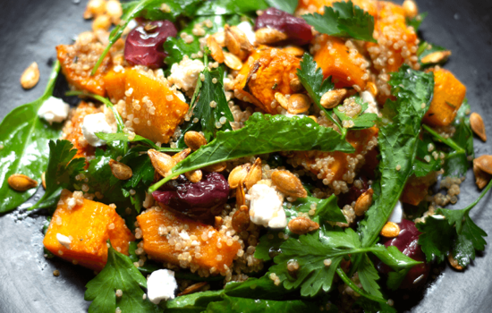 ENSALADA DE ZAPALLO ASADO CON UVAS, QUINUA Y FETA