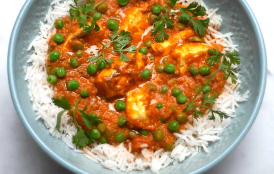 Mattar paneer ( curry con queso fresco, tomates y arvejas )