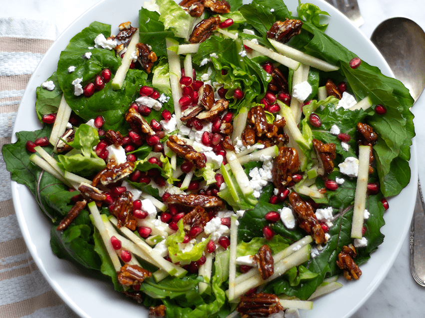 Ensalada con granada, feta, manzanas, nueces caramelizadas y vinagreta de mandarina