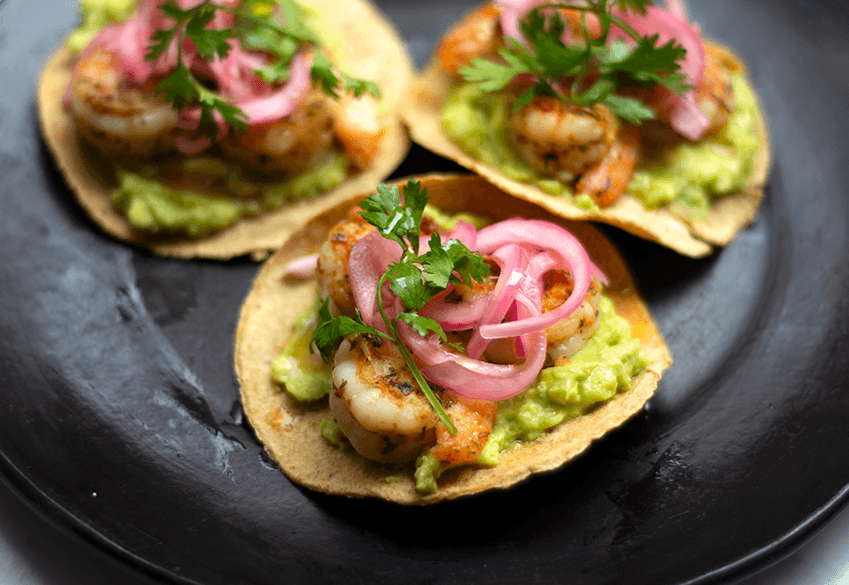 Tostadas de camarón con cebollas encurtidas