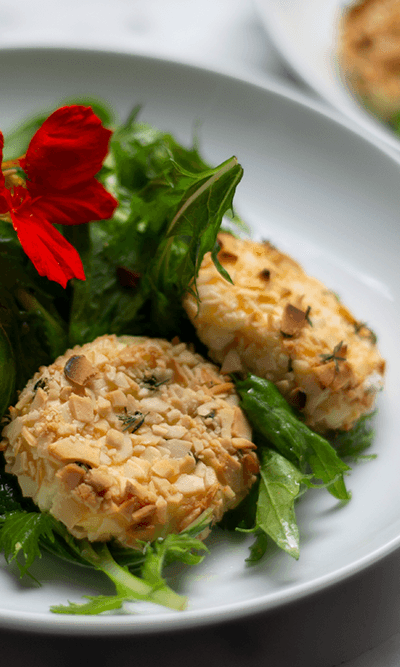 Ensalada con queso de cabra caliente