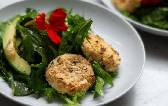 Ensalada con queso de cabra caliente