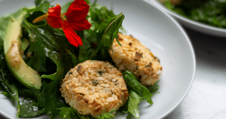 Ensalada con queso de cabra caliente