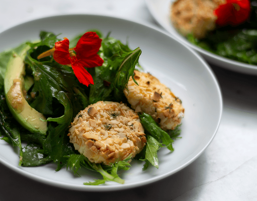 Ensalada con queso de cabra caliente