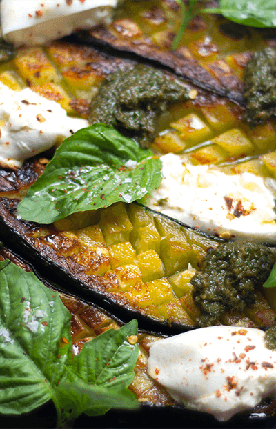 Zucchinis asados con burrata y pesto