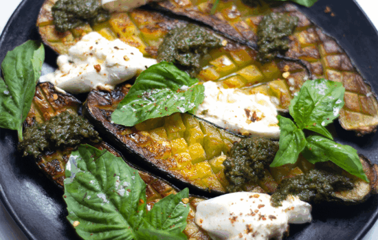 Zucchinis asados con burrata y pesto