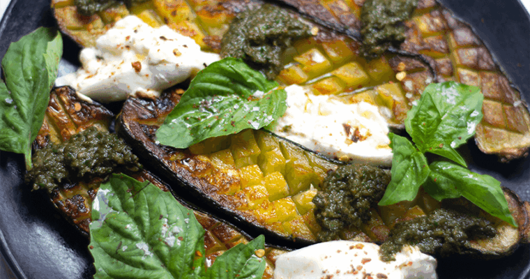 Zucchinis asados con burrata y pesto