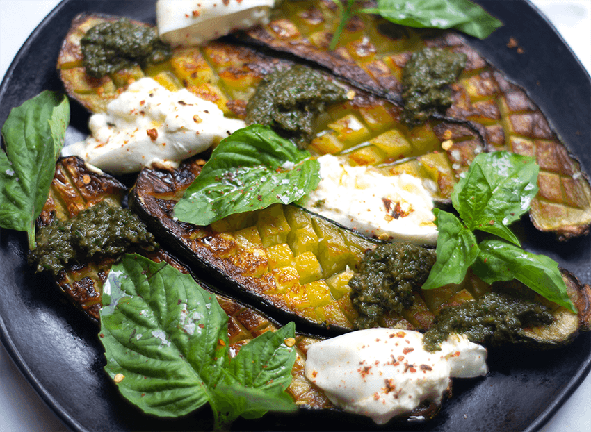 Zucchinis asados con burrata y pesto