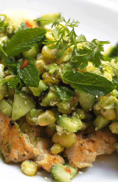 Ensalada con pollo, maíz asado, aguacate y queso feta con vinagreta de hierbas