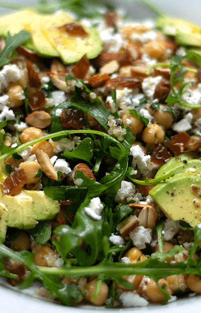 Ensalada de garbanzos, quinua, queso feta, almendras y rugula