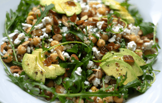 Ensalada de garbanzos, quinua, queso feta, almendras y rugula