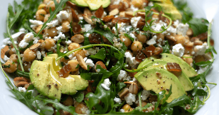 Ensalada de garbanzos, quinua, queso feta, almendras y rugula