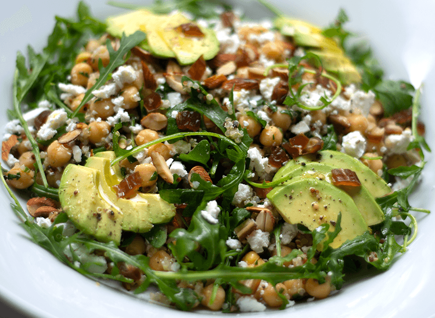 Ensalada de garbanzos, quinua, queso feta, almendras y rugula