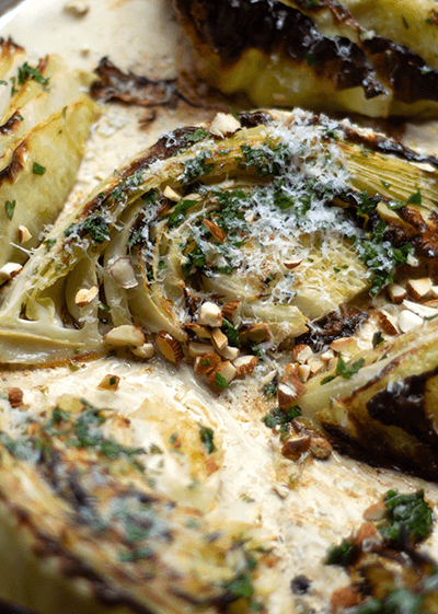 REPOLLO ASADO CON SALSA VERDE, ALMENDRAS Y PARMESANO