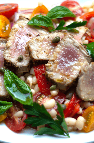 Ensalada con atún fresco sellado y frijolitos