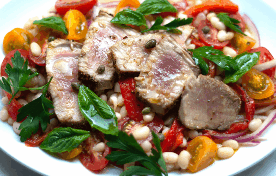 Ensalada con atún fresco sellado y frijolitos