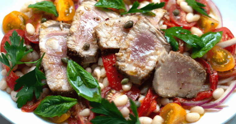 Ensalada con atún fresco sellado y frijolitos