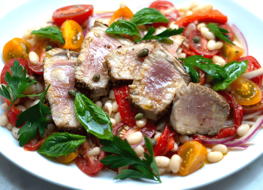 Ensalada con atún fresco sellado y frijolitos